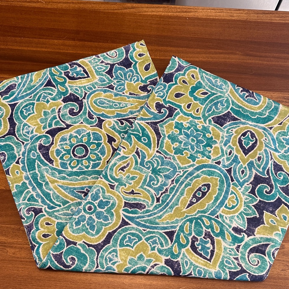 J Queen New York Paisley Patterned Home Accent Table Runner